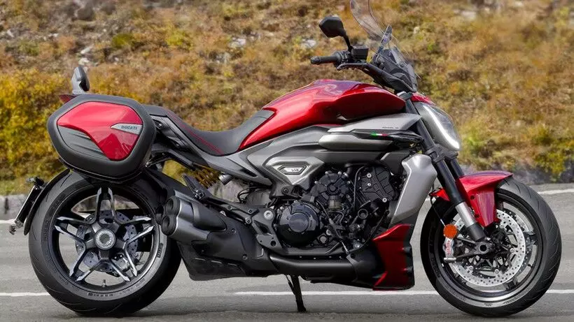 Customers can personalise their bikes with semi-rigid panniers, dual or single seat tail fairing and two visor sizes Customers can personalise their bikes with semi-rigid panniers, dual or single seat tail fairing and two visor sizes