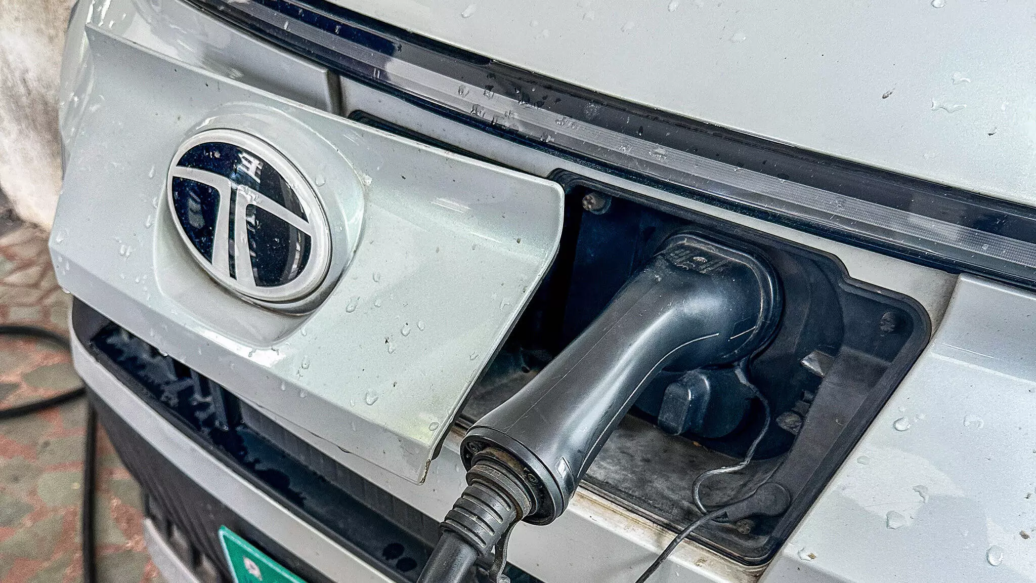 The placement of the charging port in the nose is very convenient, but its electrically opening mechanism is quite fiddly to use