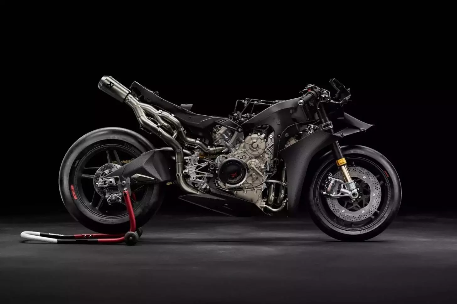 Its carbonfibre frame, swingarm and bodywork, contribute to a weight of 173kg without fuel and 167kg with the bundled racing kit Its carbonfibre frame, swingarm and bodywork, contribute to a weight of 173kg without fuel and 167kg with the bundled racing kit