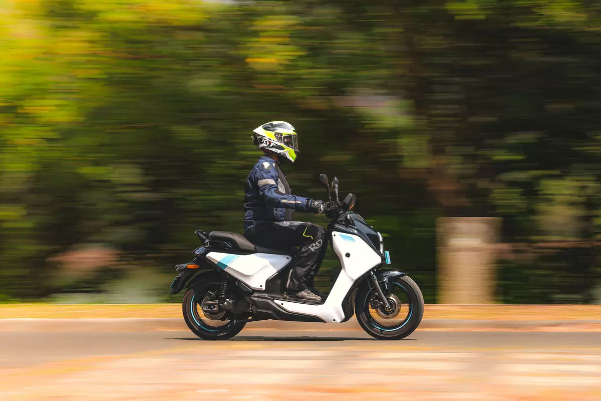 The Yamaha EC-06 adopts a more mainstream design than the River Indie, devoid of the pop-out foot pegs and side guards. The Yamaha EC-06 adopts a more mainstream design than the River Indie, devoid of the pop-out foot pegs and side guards.