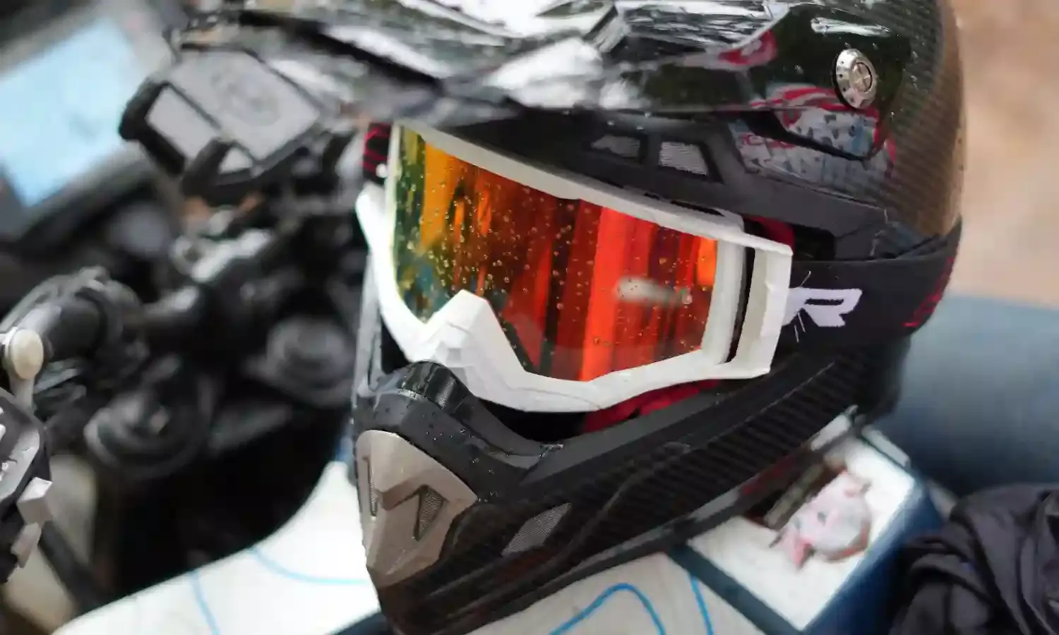 AXOR unveils the world’s lightest triple-certified off-road helmet: AXOR MX Carbon