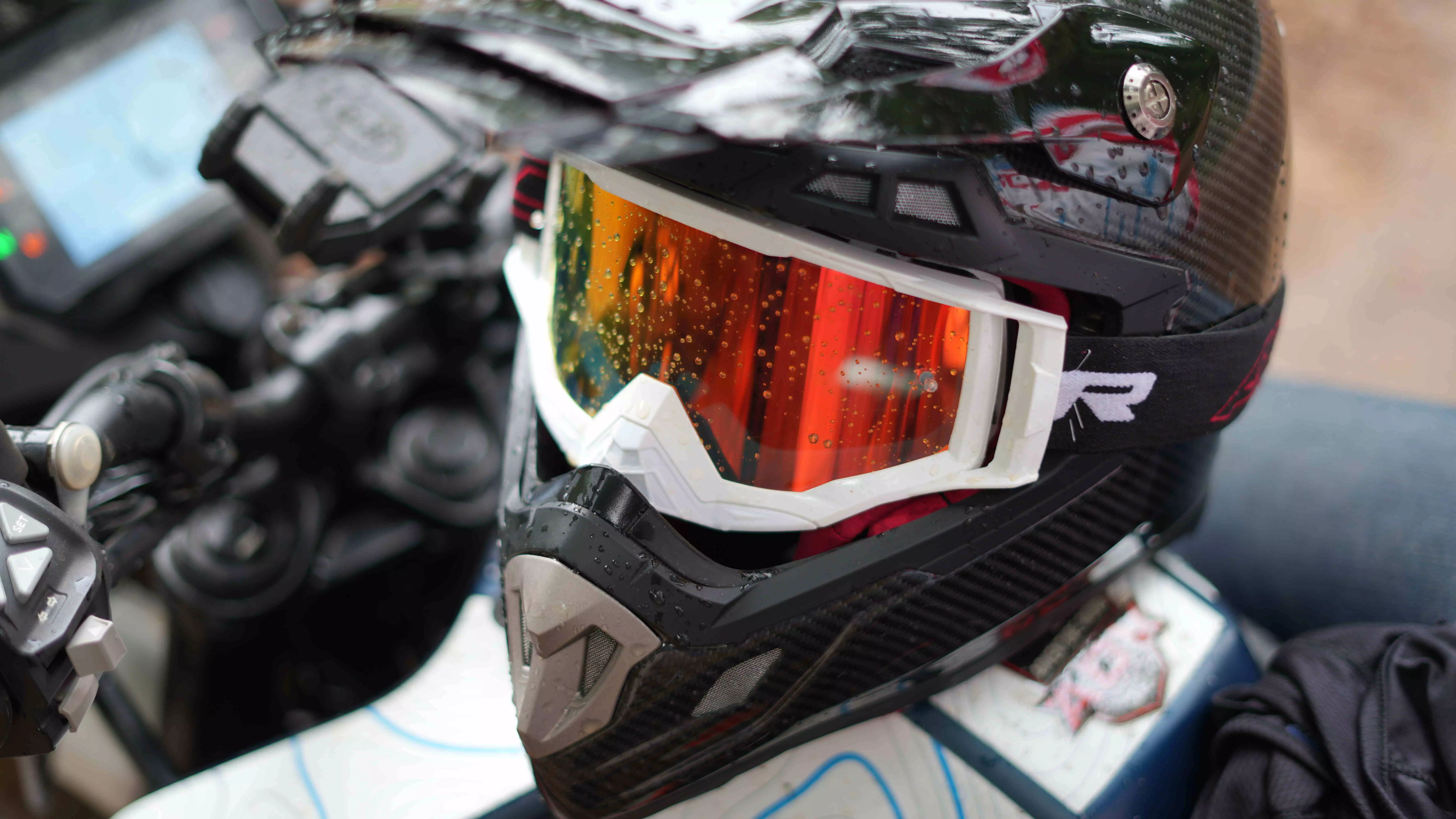AXOR unveils the world’s lightest triple-certified off-road helmet: AXOR MX Carbon AXOR unveils the world’s lightest triple-certified off-road helmet: AXOR MX Carbon