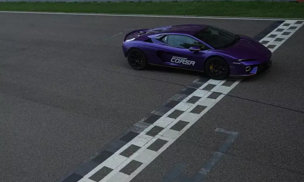 Lamborghini Esperienza Corsa: Across the Line!