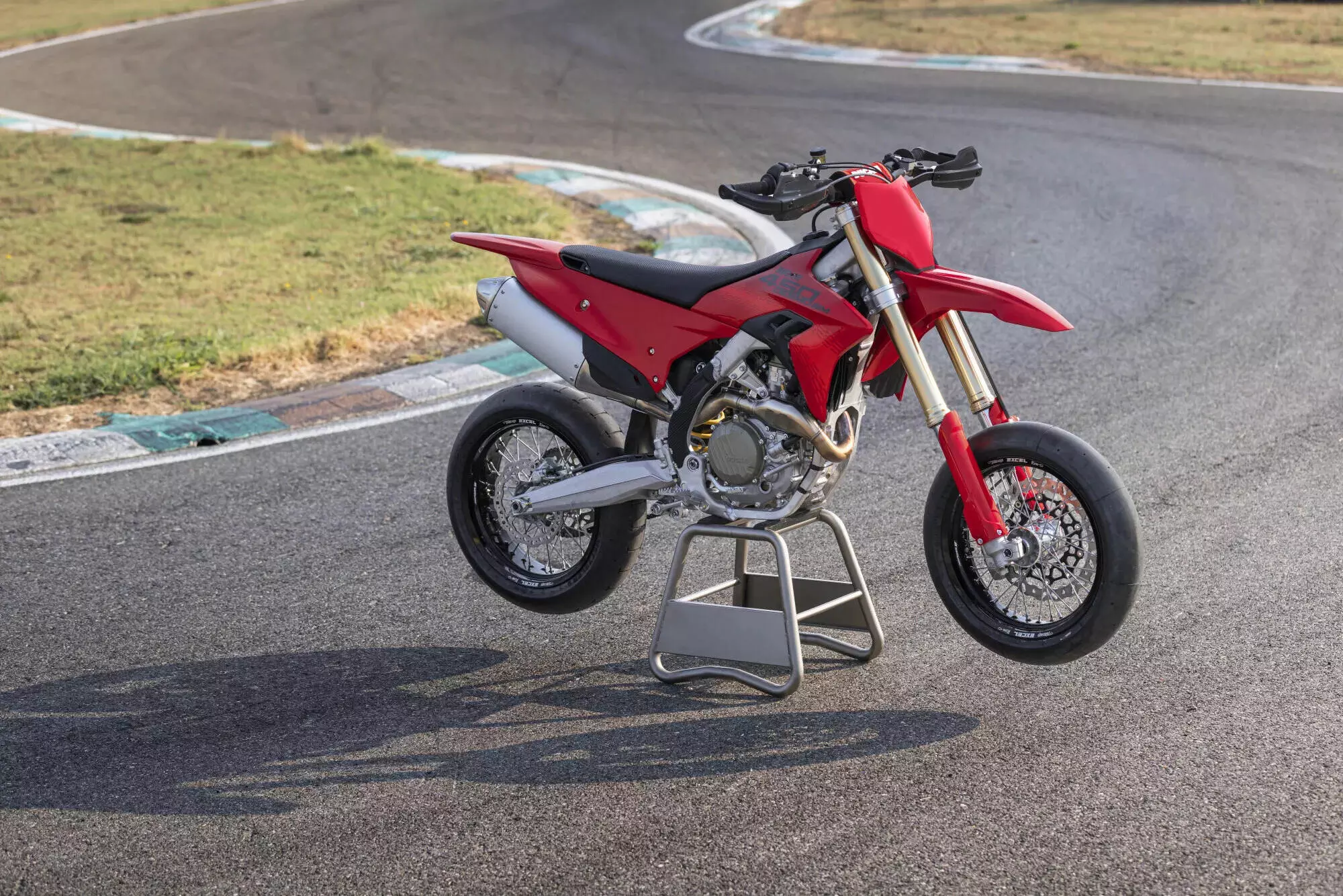 Desmo450 SM unveiled: Ducati’s first Supermotorad race bike Desmo450 SM unveiled: Ducati’s first Supermotorad race bike
