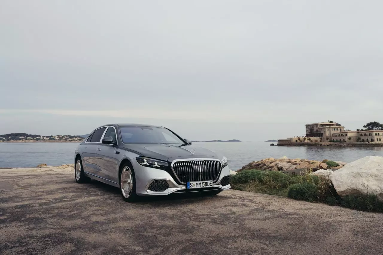 Maybach S580e launched; prices start at ₹3.35 crore Maybach S580e launched; prices start at ₹3.35 crore