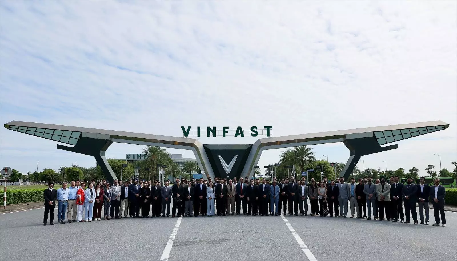 VinFast signs Letters of Intent with 50+ e-motorcycle dealers across India VinFast signs Letters of Intent with 50+ e-motorcycle dealers across India