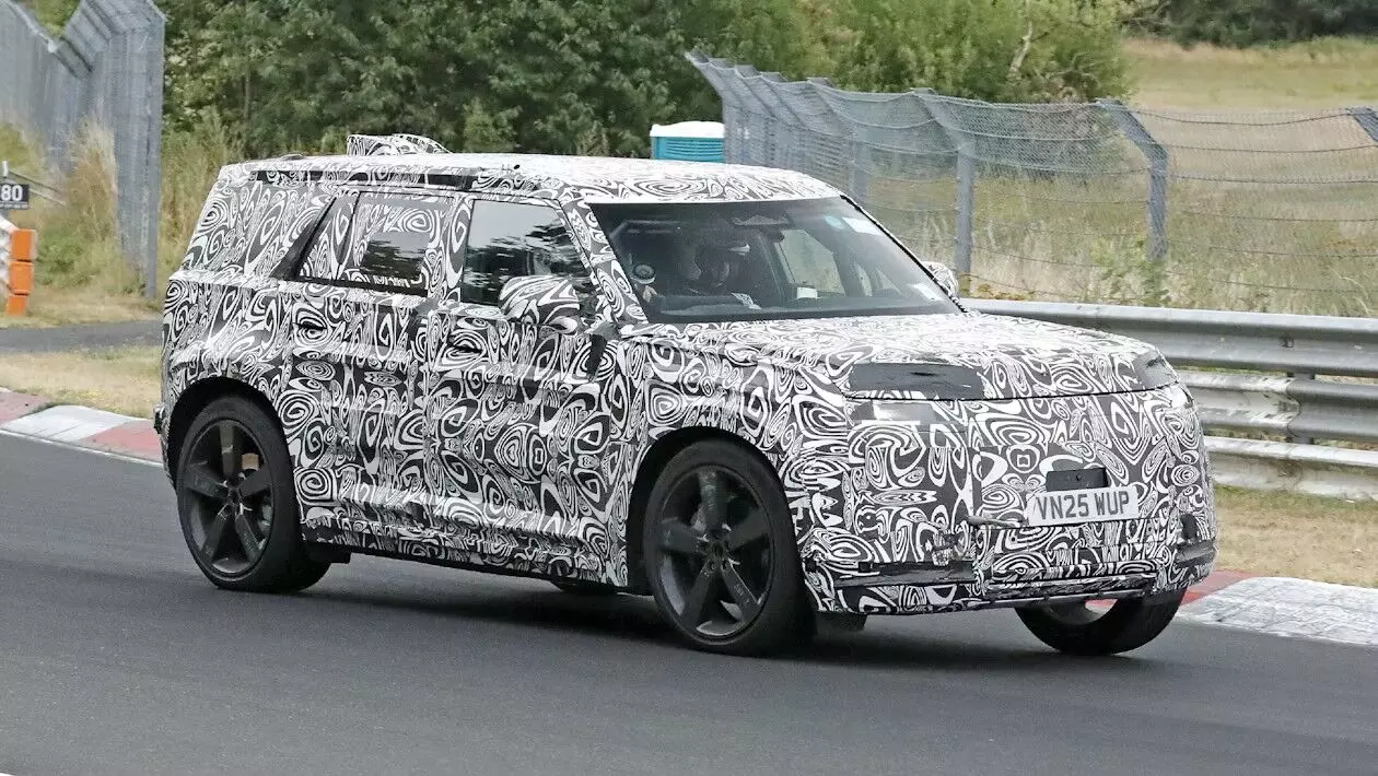Defender Sport: Land Rover’s Discovery Sport replacement spotted testing Defender Sport: Land Rover’s Discovery Sport replacement spotted testing